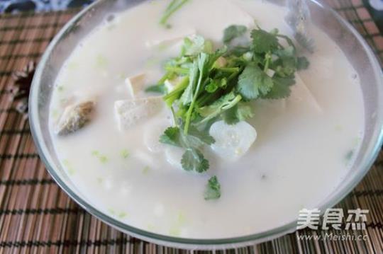鲫鱼豆腐汤需怎么做 鲫鱼怎么做好吃又简单家常的视频