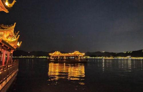 关于形容夜游杭州西湖的诗句合集(通用) 形容夜游的诗句