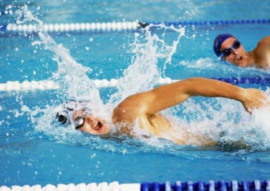 游泳比赛中哪一种泳姿是运动员在水中开始的？