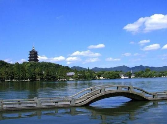 杭州西湖旁边的景点（探索西湖周边的旅游胜地）