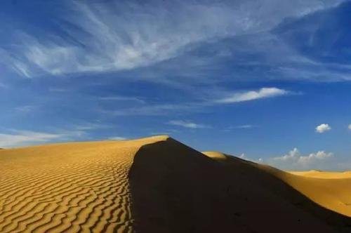关于形容蓝天和沙漠的诗句合集(通用) 关于形容蓝天的词语