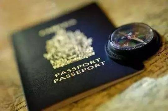 出国旅游护照办理自己办理还是委托？