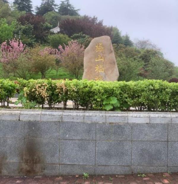 摄山星城市人民活动广场