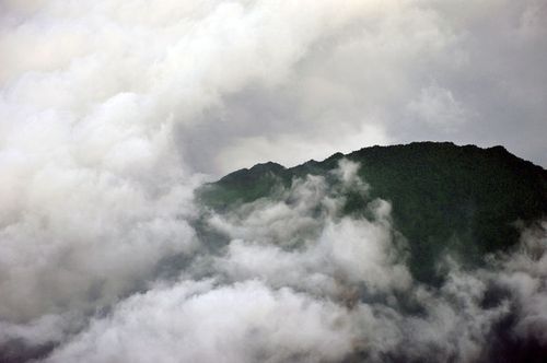 关于云雾缭绕山的诗句合集(优选) 关于云雾缭绕山间的优美句子朋友圈