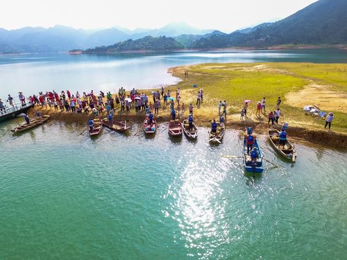 关于形容连州潭岭天湖的诗句合集(精选) 形容连州地下河的美