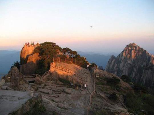 黄山揽胜之地“光明顶”是黄山的最高峰吗？