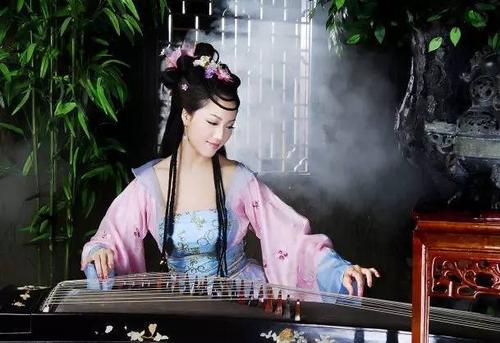 关于形容古筝的古诗句合集(通用) 怎么形容弹古筝的女孩子