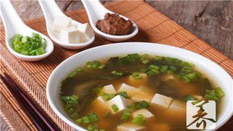 白菜豆腐汤的做法和功效 白菜豆腐汤做法视频