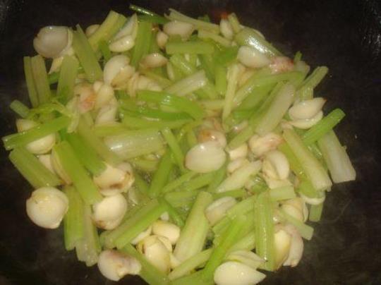 芹菜炒百合怎么炒好吃