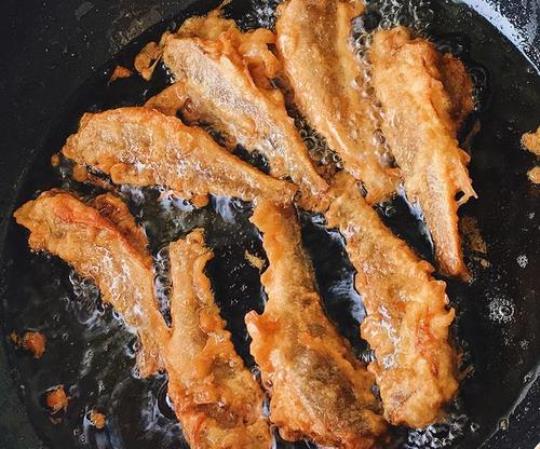 炸鱼怎么做 炸鱼怎么炸的又酥又脆又好吃视频