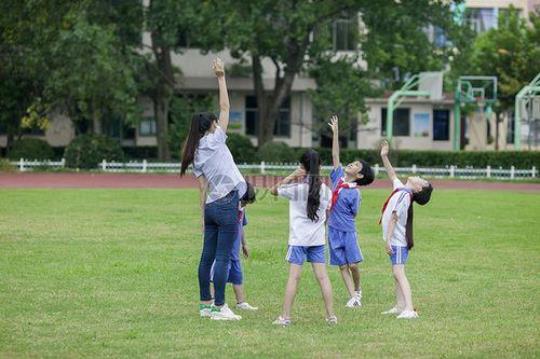 关于校园同学玩耍景色优美句子大全 关于校园同学情的作文初中