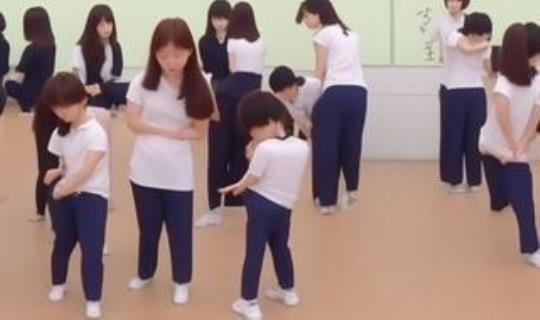 韩国教育孩子打小腿