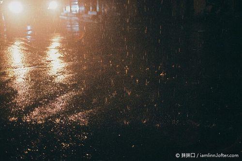 关于形容雨夜里复杂的心情的句子大全 形容夜里的成语