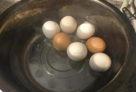 煮鸡蛋冷水下锅还是热水？
