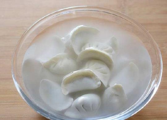 冰冻水饺用热水煮还是冷水煮