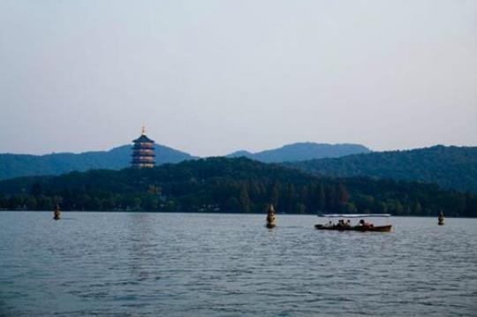凤起路离西湖哪个景点最近？
