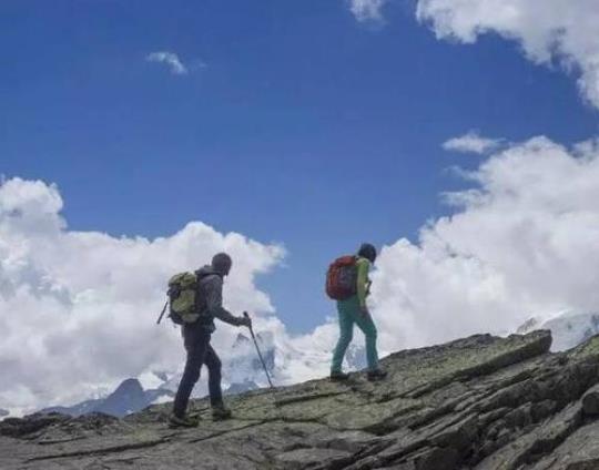 旅游爬山的唯美句子