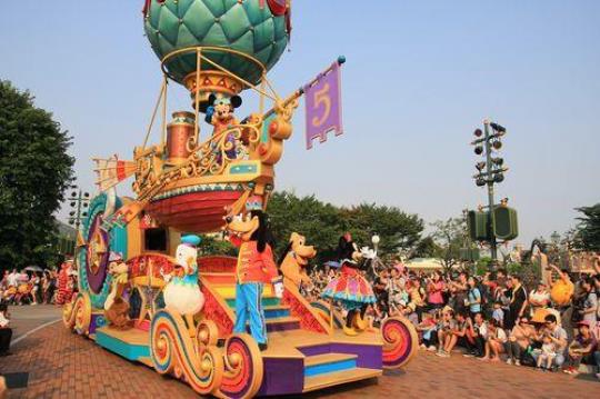 我八月初要和妈妈一起去港澳旅游，有一天时间要去迪士尼乐园游玩，希望大家能给推荐下详细的游玩攻略。