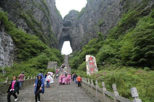 天门山有哪些重要景点（探访天门山的自然奇观和人文景观）