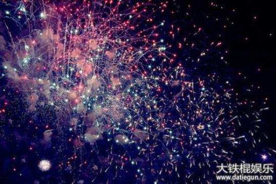 关于烟花形容人生的好句子大全 关于烟花形容烟花的声音的词