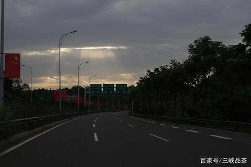 关于黄昏开车在路上的心情句子大全 黄昏开车开什么灯